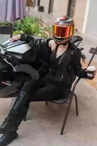 穿带装备的美女插图