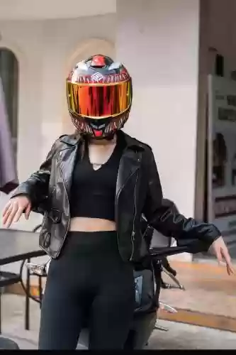 穿带装备的美女插图1