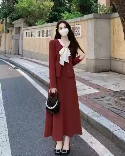 红色裙子阵容搭配插图1